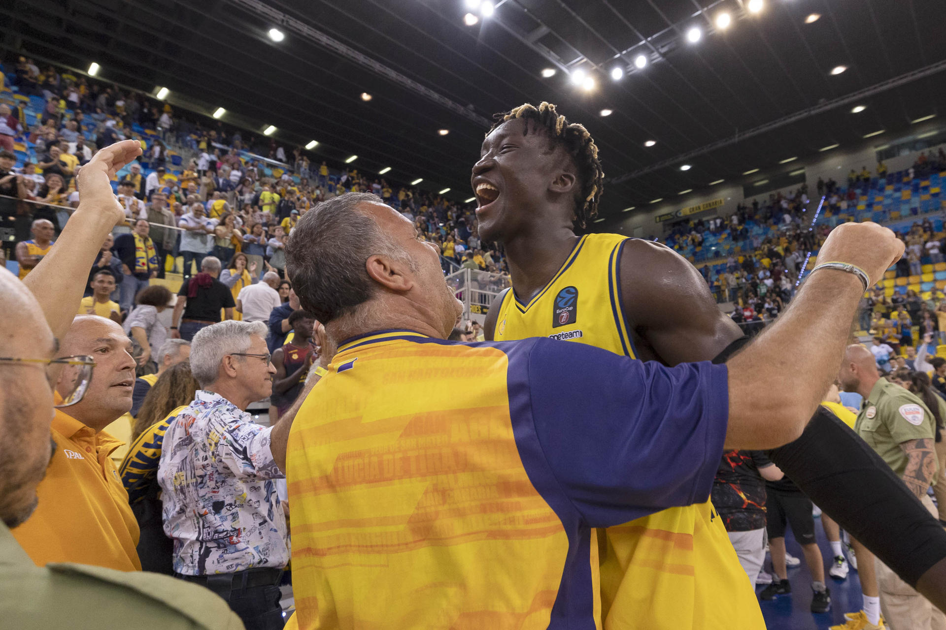 El pívot del Gran Canaria Khalifa Diop celebra la victoria ante el Joventut tras la semifinal de la Eurocopa de baloncesto. EFE/ Quique Curbelo