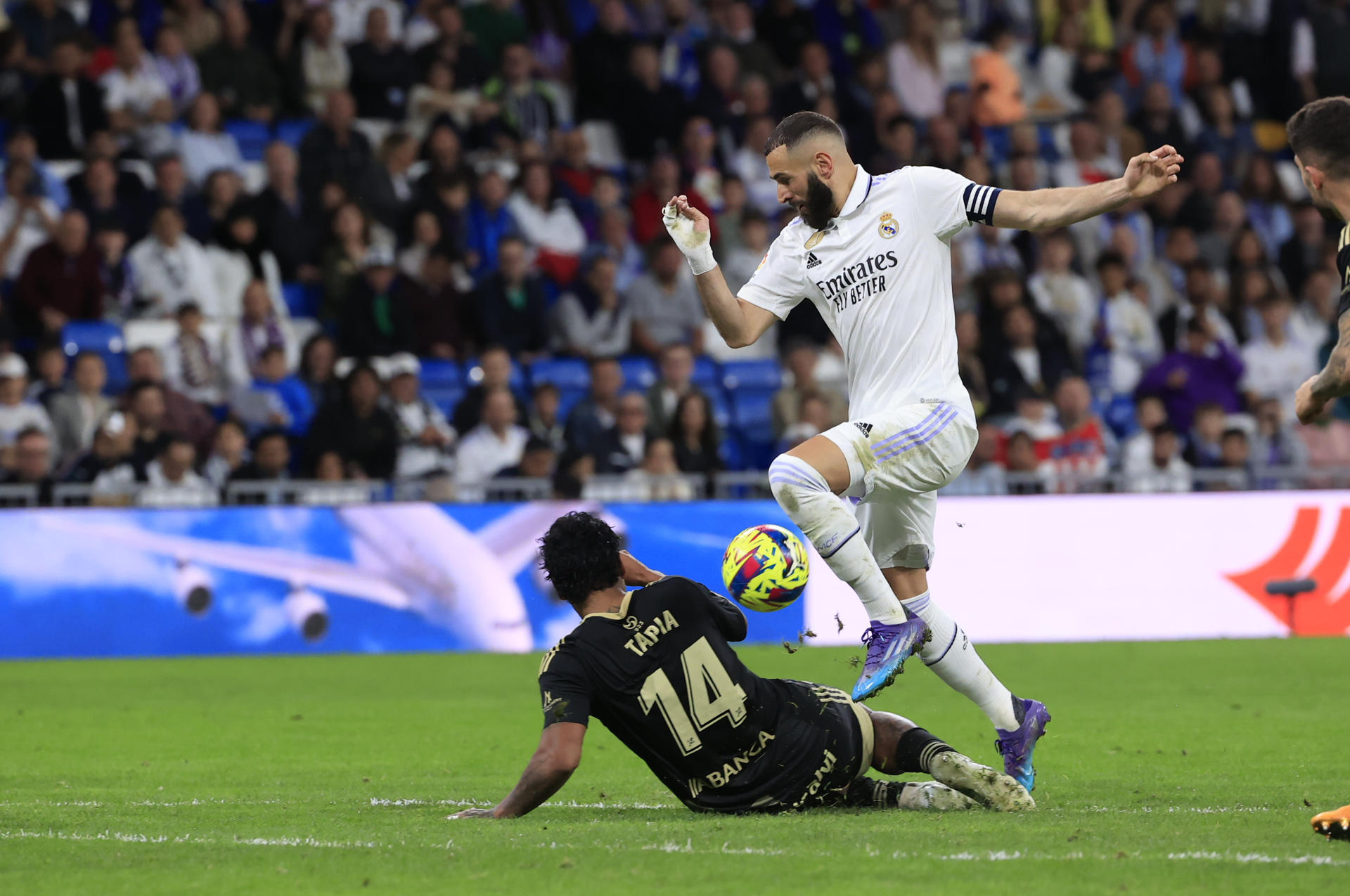 El delantero francés del Real Madrid, Karim Benzema (d), intenta superar al jugador peruano del Celta, Renato Tapia, durante el partido de la jornada 30 de Liga que Real Madrid y Celta de Vigo disputaron en el estadio Santiago Bernabéu, en Madrid. EFE/Zipi Aragón.