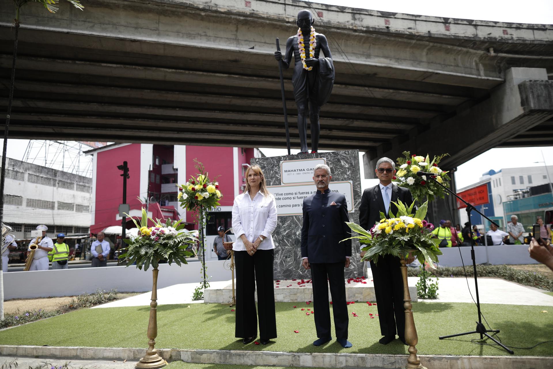 Indian Foreign Minister Subrahmanyam Jaishankar (c), Panamanian Multilateral Affairs and Cooperation Minister Yill Otero (l) and India's ambassador to Panama, Upender Singh Rawat (r) pose for photos on April 24, 2023, during a visit to the 1,000 Days Park in Panama City. EFE/ Bienvenido Velasco
