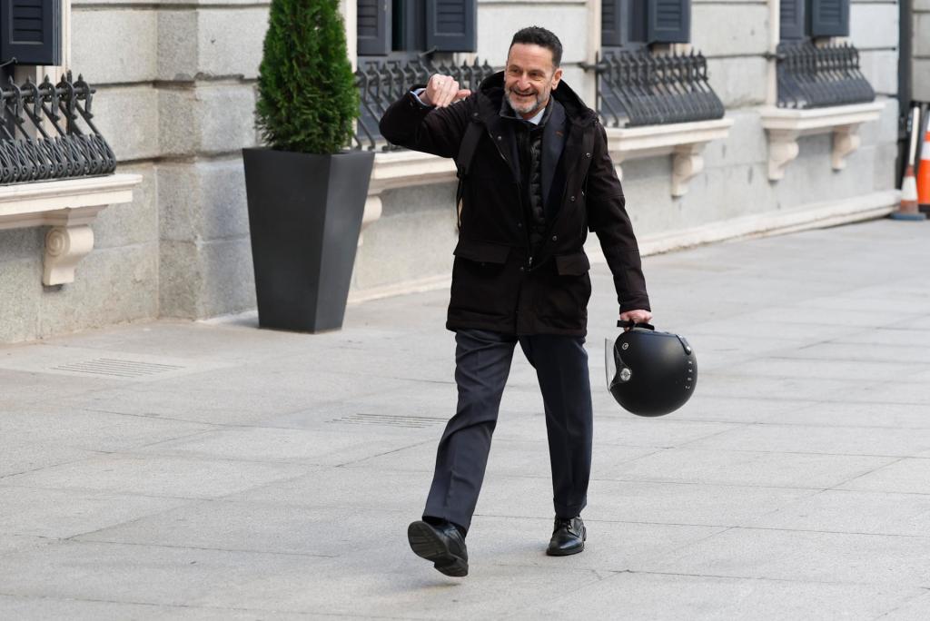 El diputado de Ciudadanos Edmundo Bal sonríe a su llegada a la segunda y ultima jornada del debate de la moción de censura que impulsa Vox contra el Gobierno del socialista Pedro Sánchez, en el Congreso de los Diputados.  EFE/Chema Moya