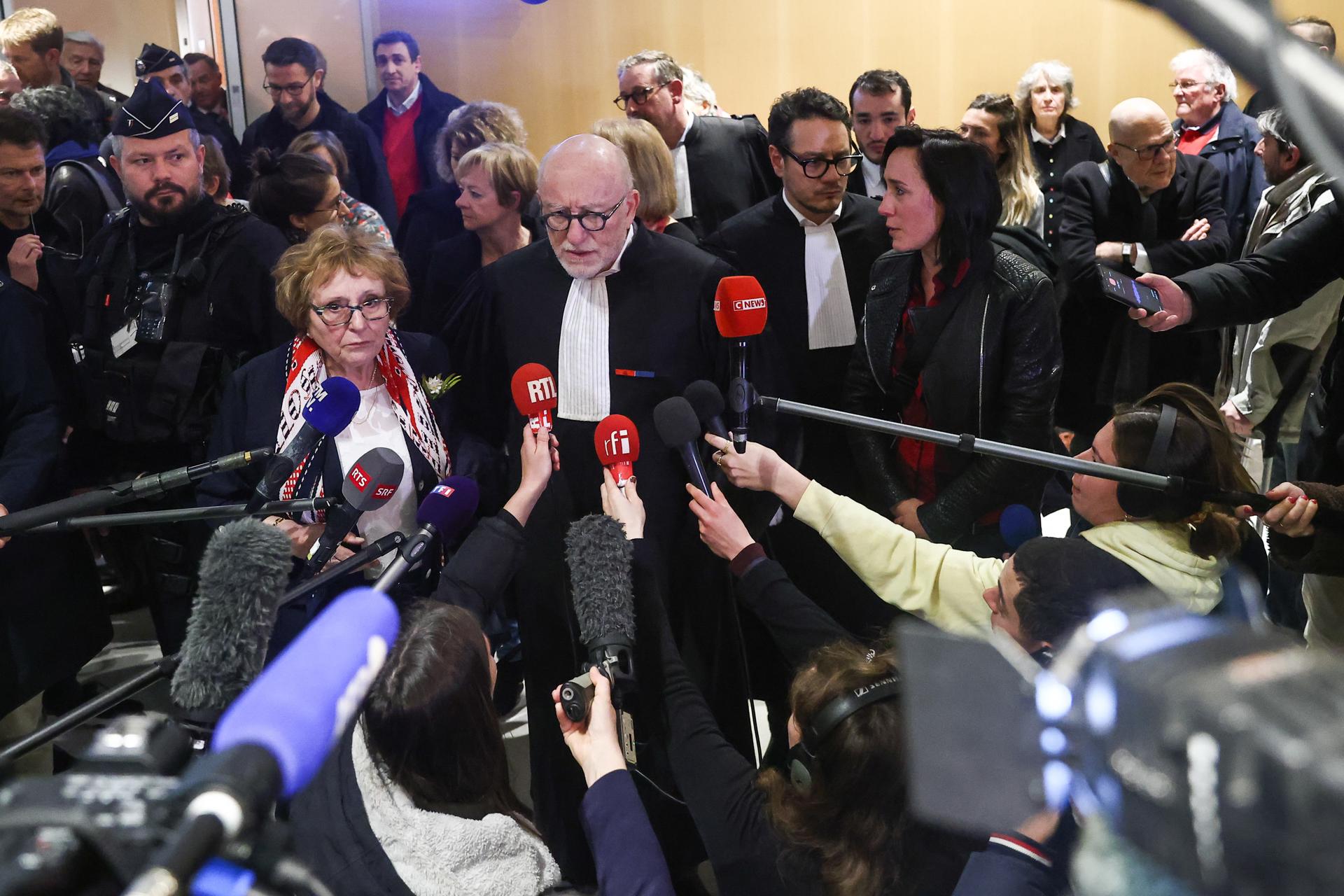 French lawyer Alain Jakubowicz (C) and President of the association Entraide et Solidarite AF447 (Cooperation and Solidarity AF447), Danielle Lamy (L) talk to the press on the verdict's day in the trial relating to the crash of the Rio-Paris flight AF447 in 2009, at the Palais de Justice in Paris, France, 17 April 2023. EFE/EPA/MOHAMMED BADRA
