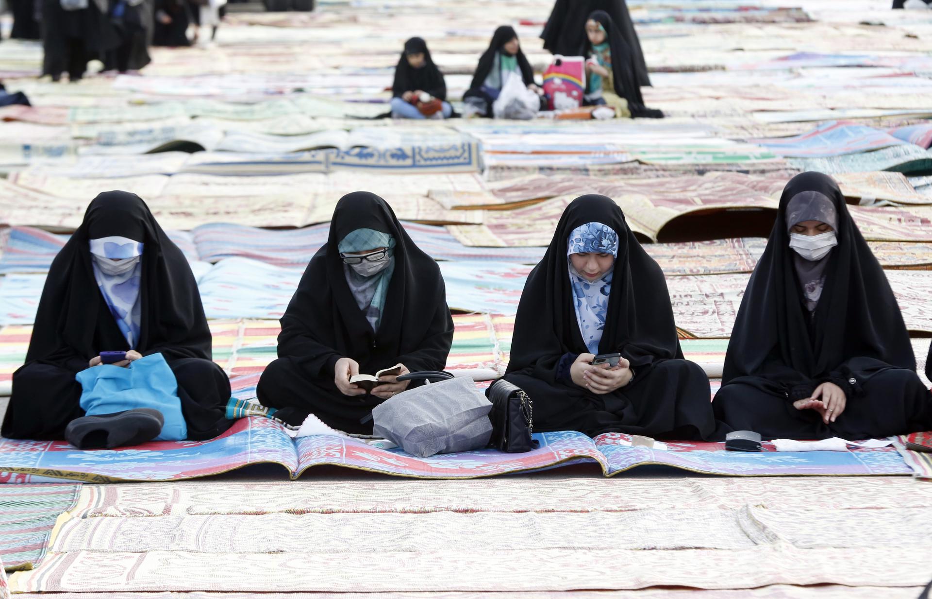 Iranian women attend Eid-al Fitr prayers at the shrine of Abdol Azim in the city of Shahr-e Ray, Iran, 22 April 2023. EFE-EPA/ABEDIN TAHERKENAREH

