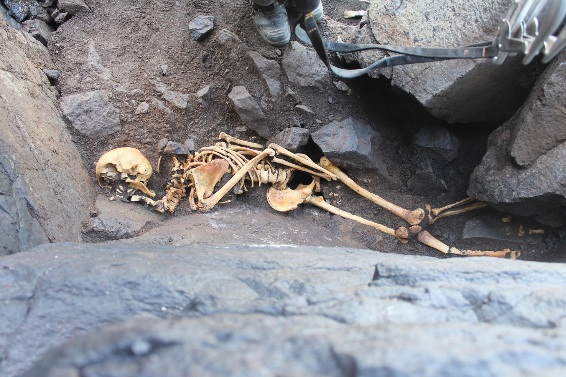 Imagen de uno de los esqueletos encontrados en el yacimiento, facilitada por el Cabildo de Gran Canaria. EFE