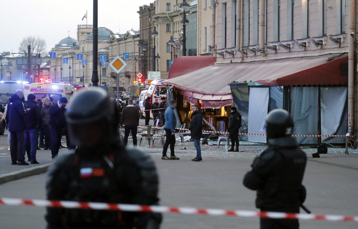 Policías en el lugar de la explosión, en el café 'Street bar' en San Petersburgo, Rusia