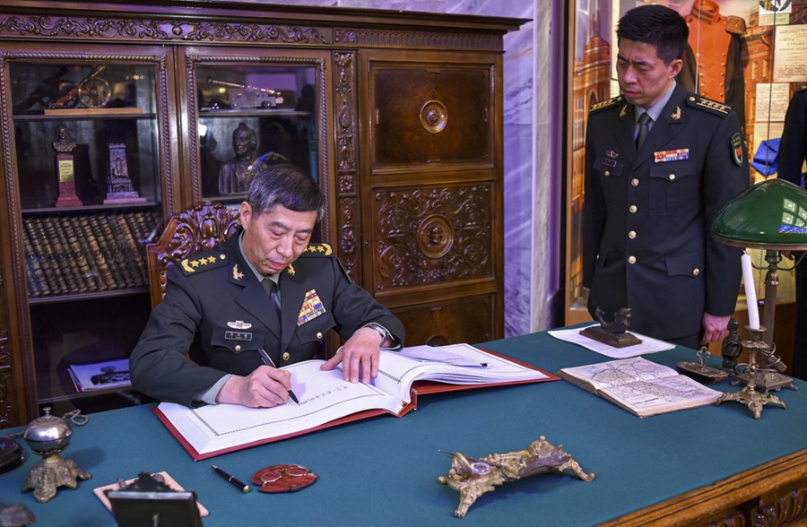 Imagen facilitada por el Ministerio de Defensa de Rusia del ministro de China, Li Shangfu (i), firmando en el libro de visitas de la Academia Militar Rusa.  