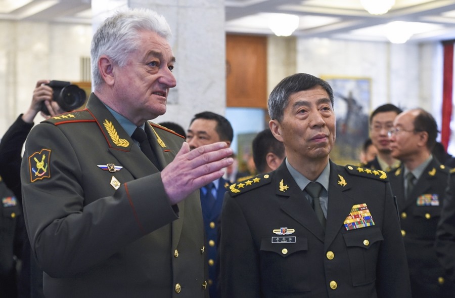 Imagen del Ministerio de Defensa de Rusia del encuentro entre el coronel Vladimir Zarudnitsky (i) y el ministro de Defensa de China, Li Shangfu (c), a su llegada ayer a Moscú.  