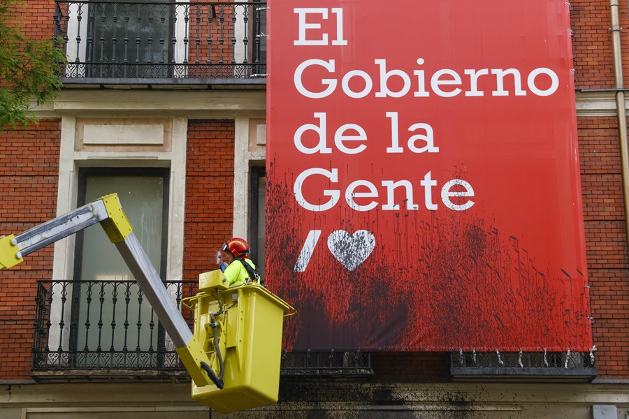 Facade of the PSOE headquarters, which, like the PP, has been sprayed with black paint by climate activists.
