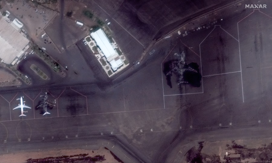 Una imagen del satélite Maxar Technologies, donde se muestran los daños en una zona de Jartum, Sudán.