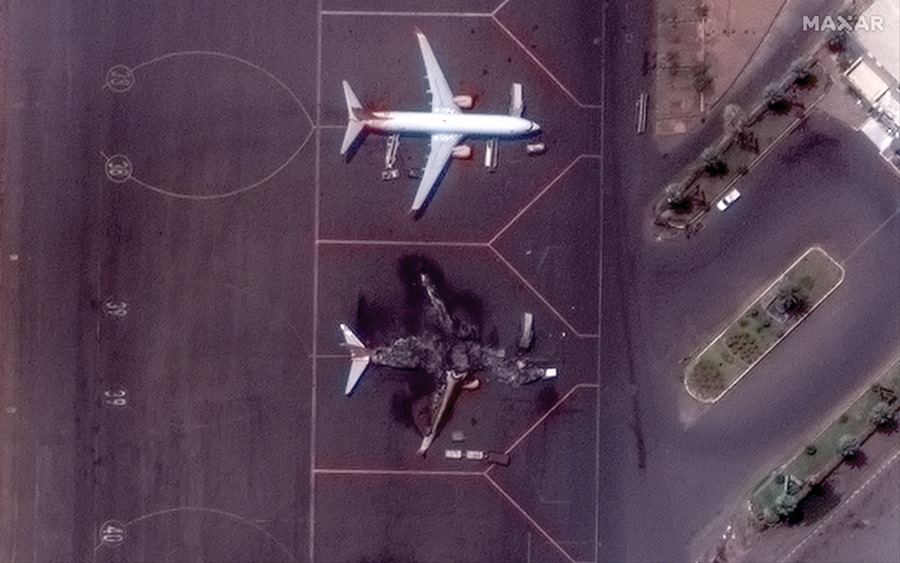 Imagen por satélite de la destrucción de un avión en el aeropuerto de Jartum.  