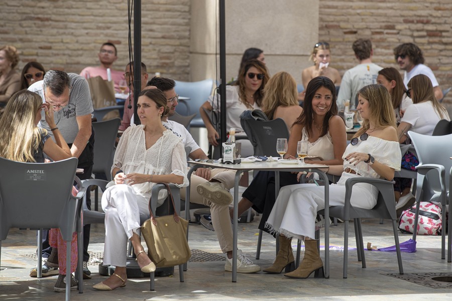 Varios personas toman el aperitivo en una terraza del centro de Murcia. El tiempo del fin de semana traerá calor