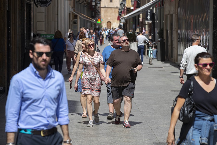 Varios turistas pasean por Murcia. El tiempo el fin de semana traerá calor 