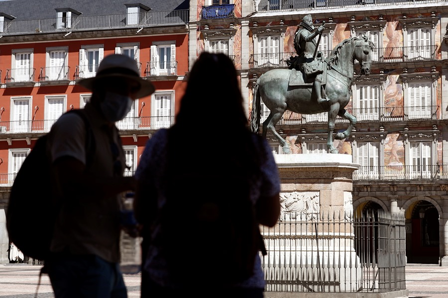 Dos turistas visitan la Plaza Mayor de Madrid, en una imagen de archivo. 