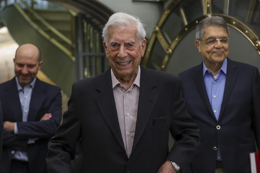 El Nobel de Literatura Mario Vargas Llosa (c) visita la Caja de las Letras del Instituto Cervantes con motivo de un ciclo dedicado a él y a su obra, este martes en Madrid.