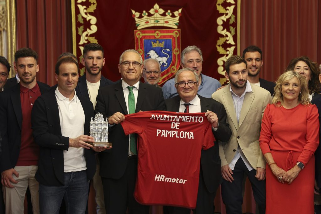 El CA Osasuna ha sido recibido por el Ayuntamiento de Pamplona y el Gobierno  de Navarra tras conseguir el subcampeonato de la Copa del Rey de fútbol