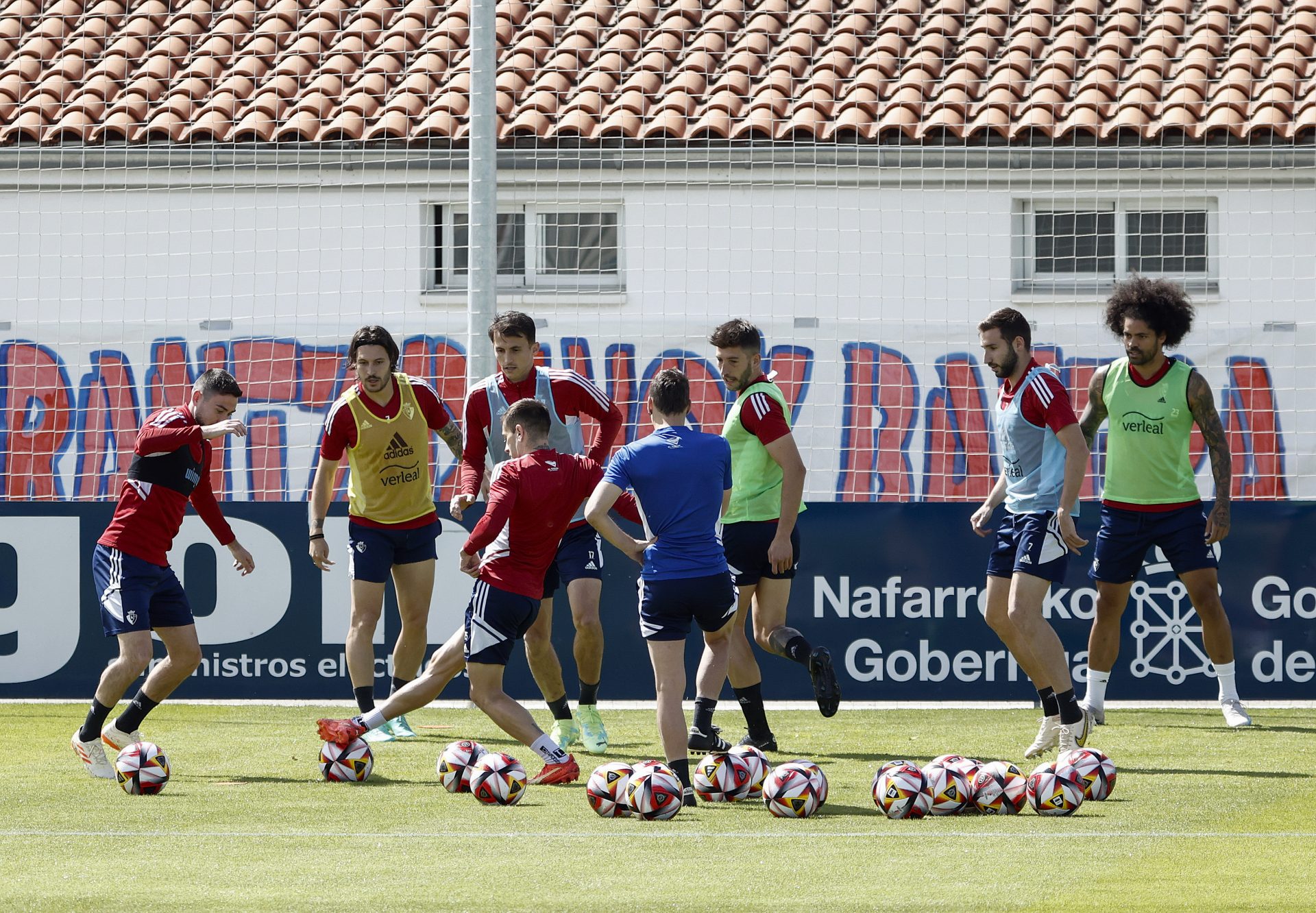 Los jugadores de Osasuna entrenan ya centrados en el partido de la final de la Copa del Rey de esta sábado, en Sevilla contra el real Madrid.