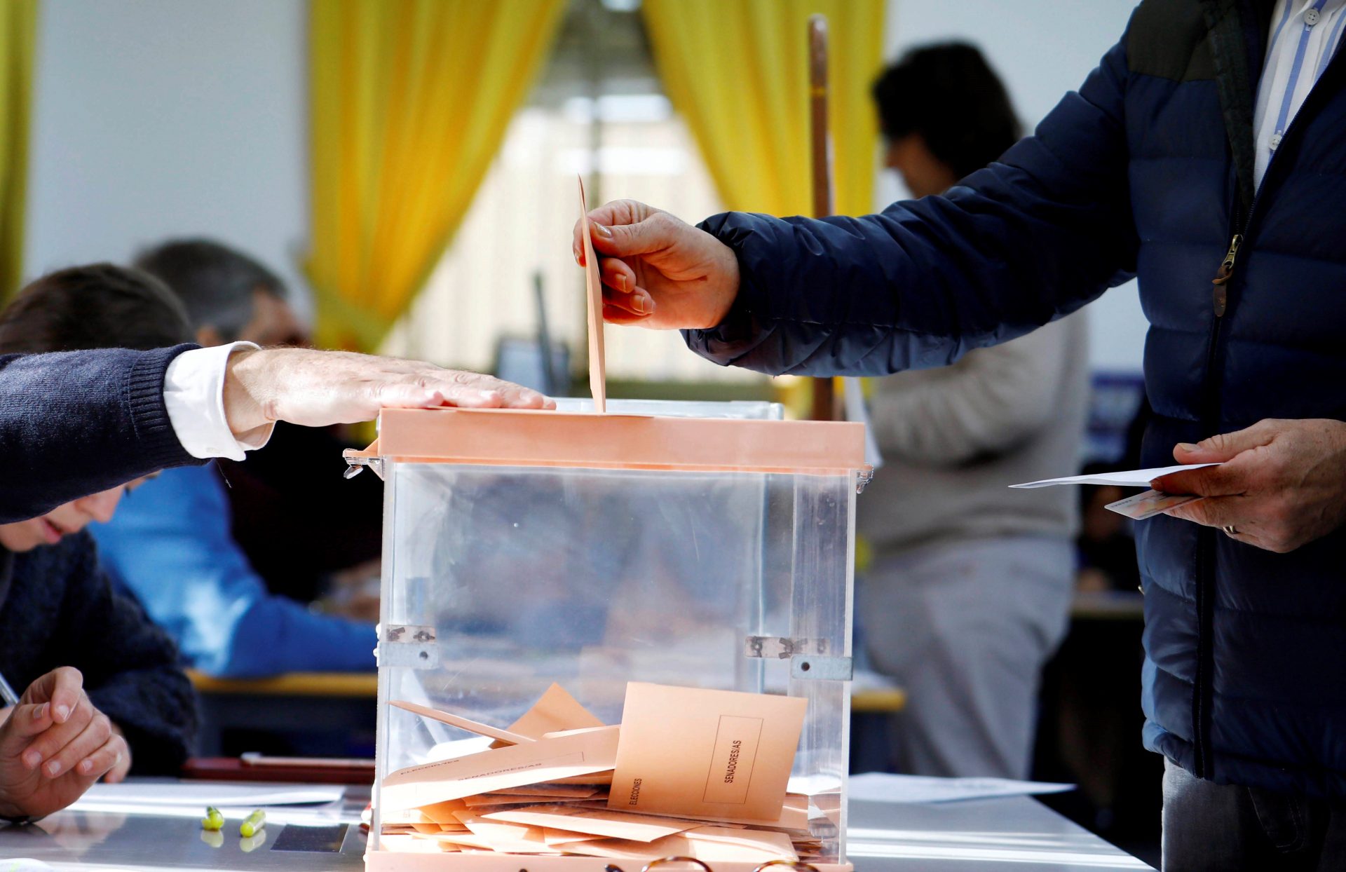Un hombre deposita un voto en una urna en una imagen de archivo. EFE