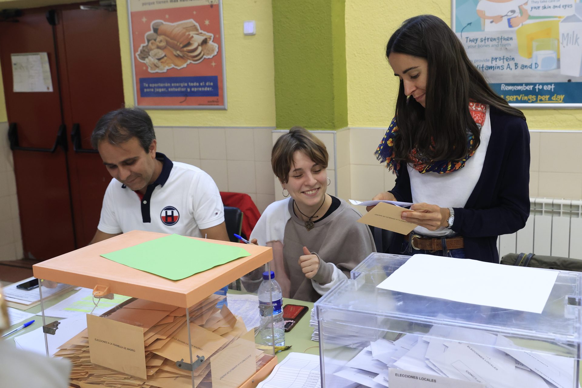 Los integrantes de una mesa electoral del colegio CEIP Ciudad de Roma proceden al recuento de votos, tras el cierre de su centro electoral este domingo en Madrid. EFE/Zipi Aragón