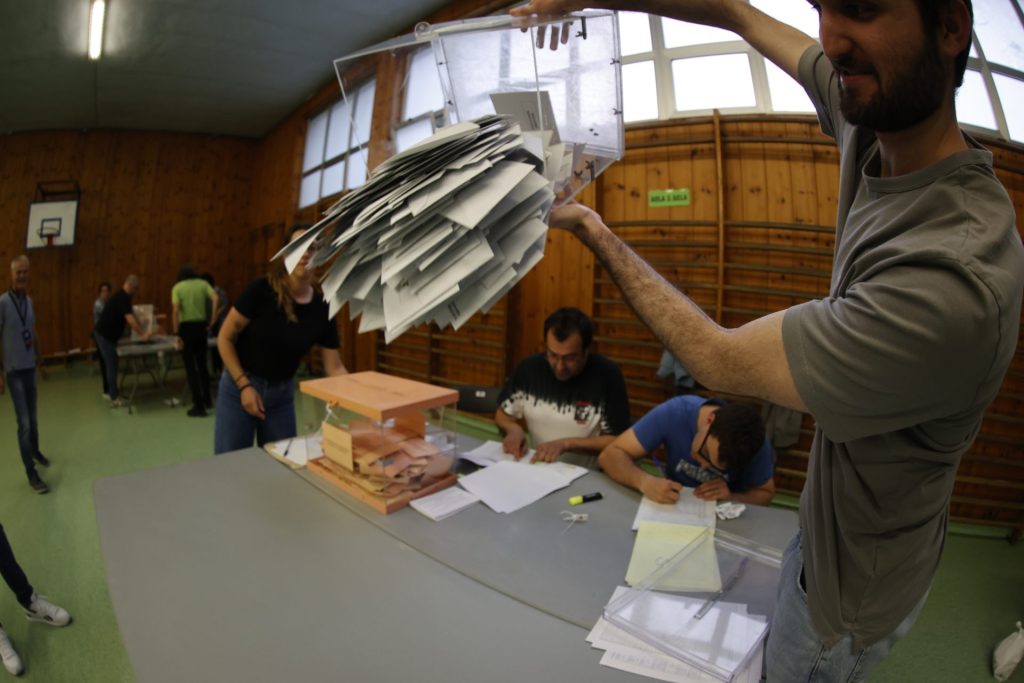 Los miembros de una mesa electoral proceden a la apertura de las urnas para el recuento de votos, tras el cierre de los colegios electorales este domingo en Bilbao.- EFE/Luis Tejido
