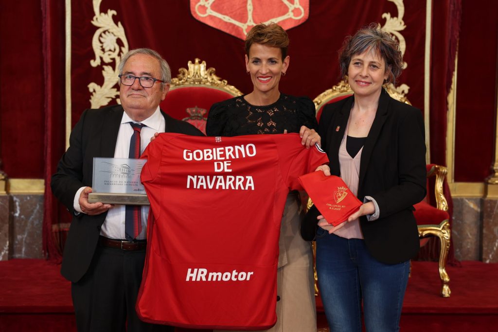 Osasuna ha entregado al Gobierno foral una camiseta personalizada durante la recepción en el Palacio de Navarra por su segundo puesto en la Copa del rey de Fútbol