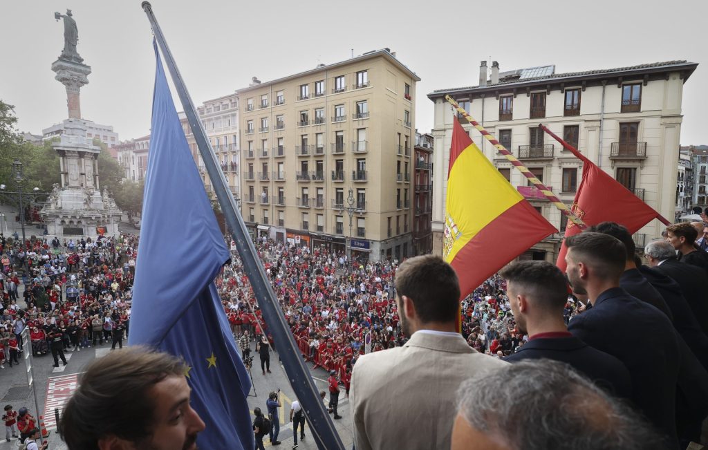 Los capitanes de Osasuna, en el balcón del Palacio de Navarra tras la recepción del Gobierno foral por su segundo puesto en la Copa del Rey de fútbol