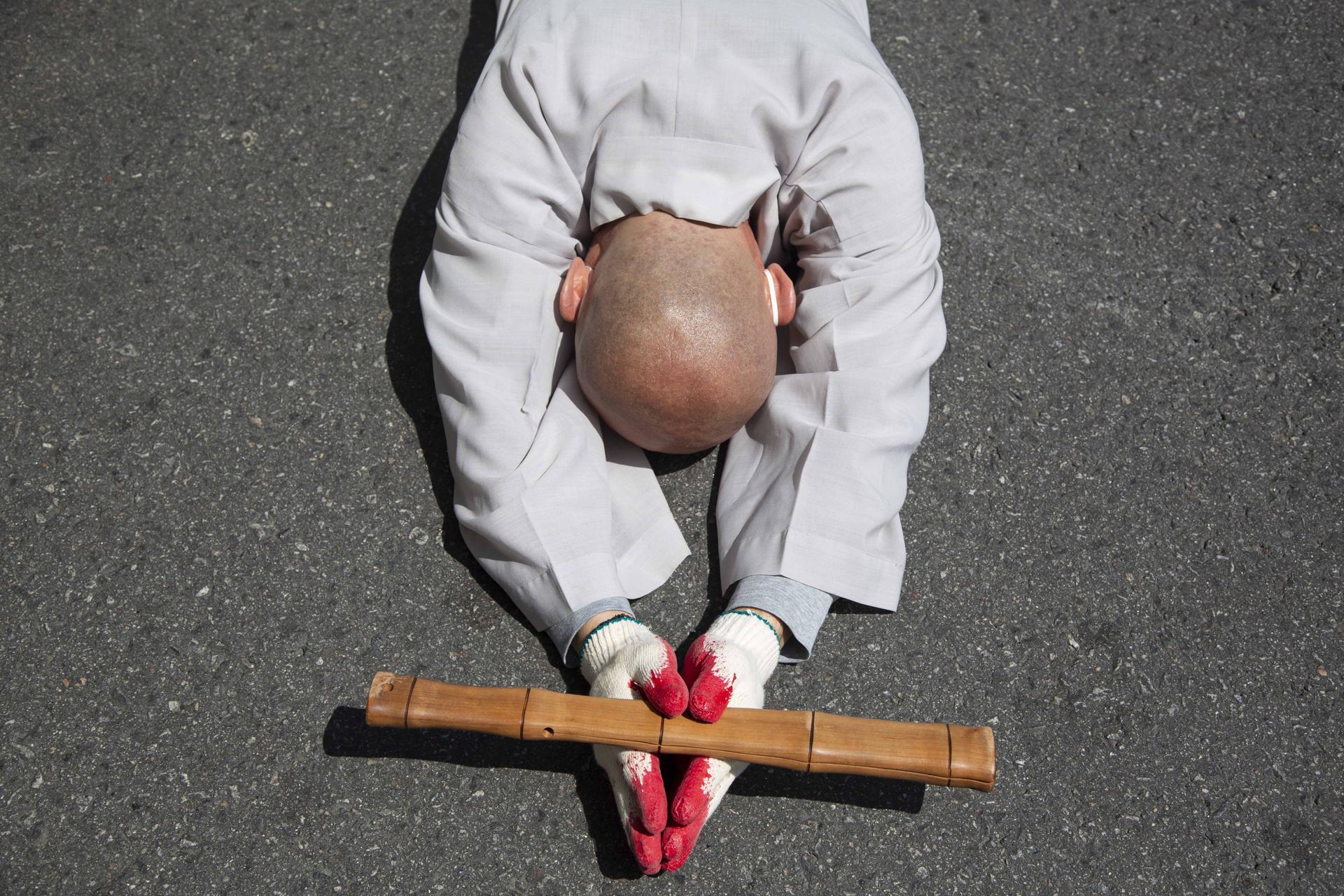 Un monje budista protesta contra la visita del primer ministro japonés, Fumio Kishida, en Seúl, Corea del Sur.