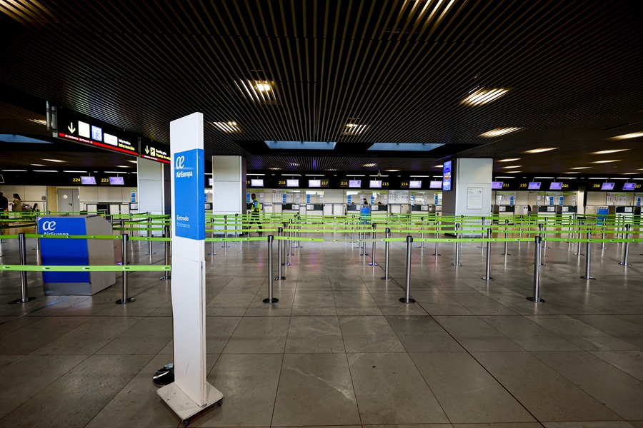 Vista de los mostradores de facturación de Air Europa este lunes en el aeropuerto de Barajas en Madrid, durante la primera jornada de huelga