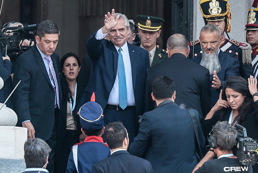 El presidente de Argentina, Alberto Fernández (c), a su llegada al Palacio Legislativo para la apertura del último curso parlamentario de su mandato, el pasado 1 de marzo.