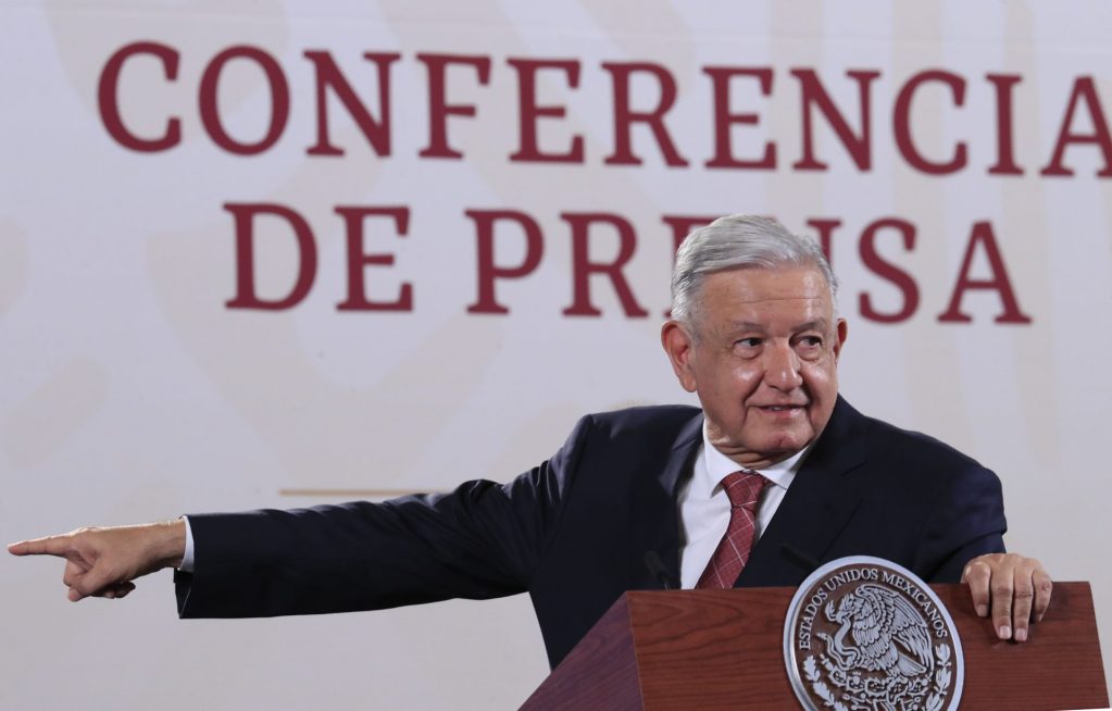 El presidente de México, Andrés Manuel López Obrador, habla durante su conferencia matutina hoy, en el Palacio Nacional en Ciudad de México (México). EFE/Mario Guzmán