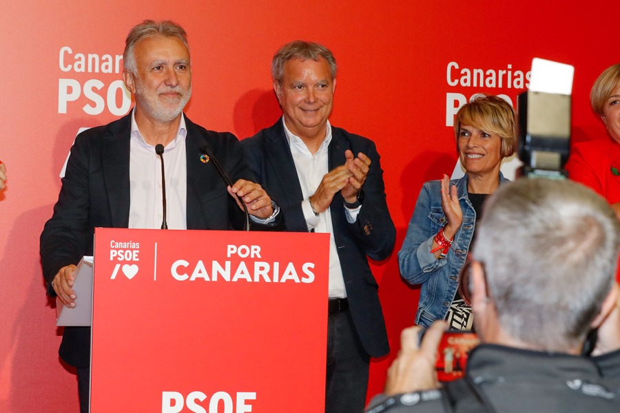 El candidato del PSOE a la Presidencia de Canarias, Ángel Víctor Torres, durante su comparecencia ante los medios de comunicación tras conocer los resultados de las elecciones. 