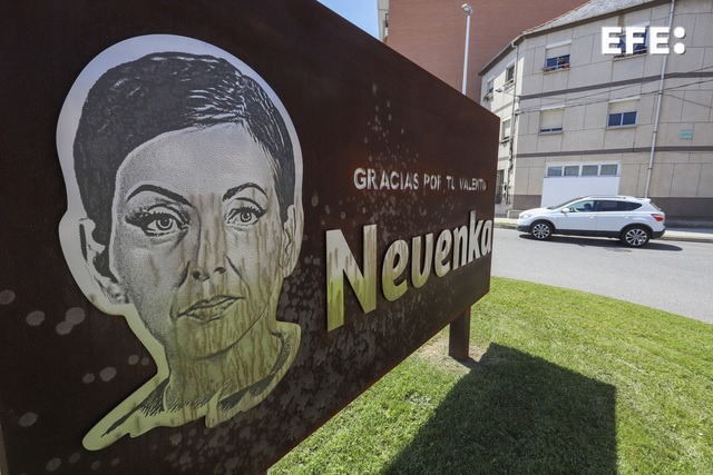 El monumento en homenaje a la exconcejala Nevenka Fernández, en Ponferrada (León), rociado con ácido. EFE/ Ana F. Barredo