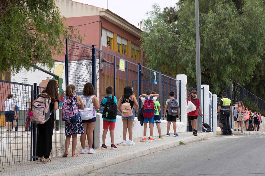 Un grupo de alumnos antes de entrar al colegio. Desde el lunes se puede pedir la ayuda universal de apoyo educativo