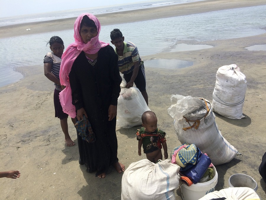 Imagen de archivo, de una joven rohinyá junto a su familia a su llegada a una playa de Bangladesh