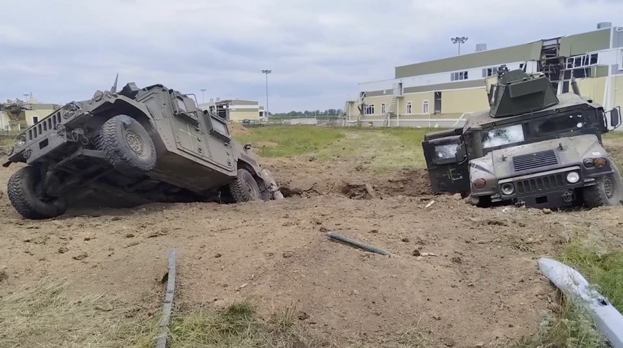 Imagen captada de un video facilitado por el Ministerio de Defensa ruso que muestra vehículos blindados de combate destruidos en el distrito Grayvoronsky de la región de Belgorod, Rusia, el 23 de mayo.