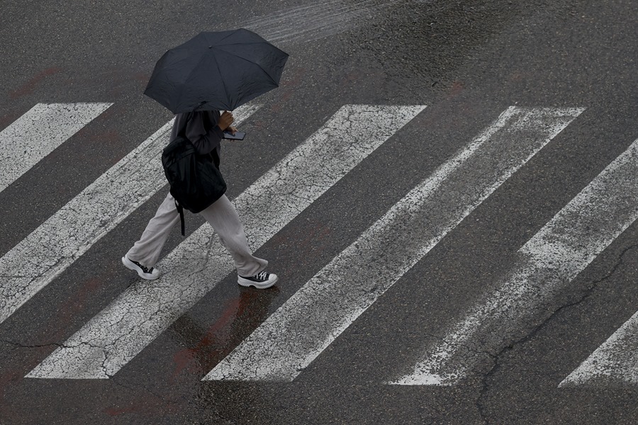 Un persona se protege de la lluvia con un paraguas en la localidad valenciana de Burjassot.