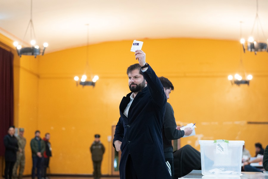 Fotografía cedida por la Presidencia de Chile del mandatario, Gabriel Boric, en el centro de votación de los comicios constituyentes, en Punta Arenas (Chile).