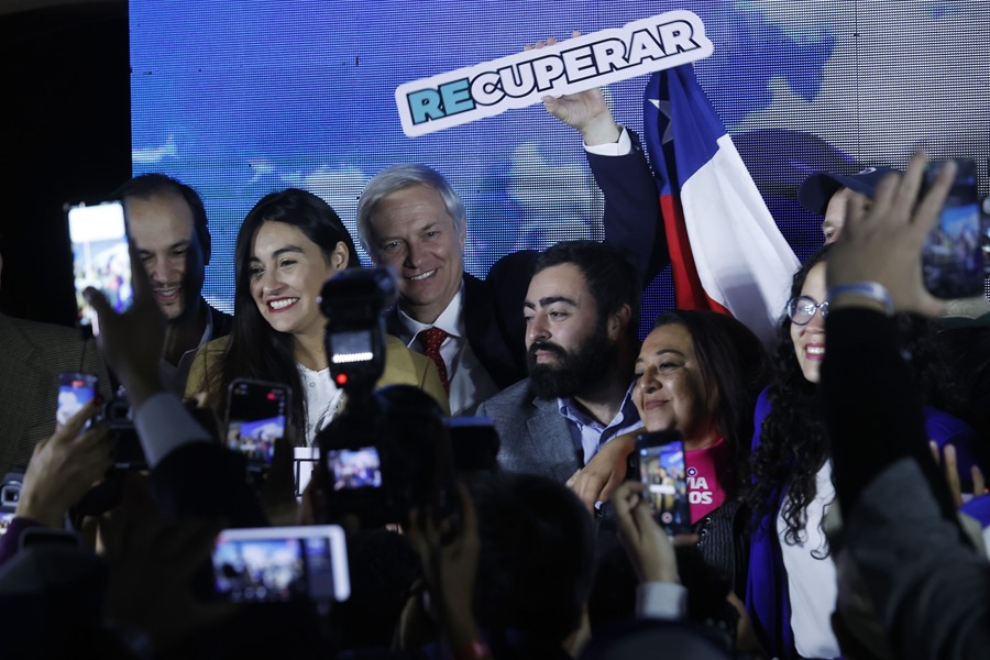 El líder del ultraderechista Partido Republicano de chile, José Antonio Kast (c-atrás), tras conocer los resultados de las elecciones constituyentes, en Santiago de Chile.