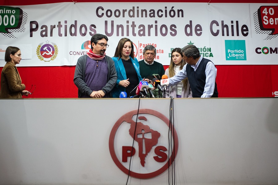 Militantes de los partidos de la lista D, de Unidad Para Chile, se reúnen durante el conteo de votos de las elecciones del Consejo Constitucional,  en la sede del Partido Socialista, en Santiago (Chile).