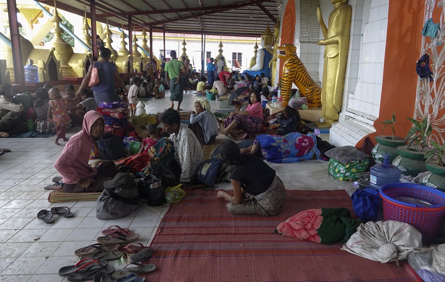 Ciudadanos de Birmania se refugian del ciclón Mocha que ha llegado hoy al país. 