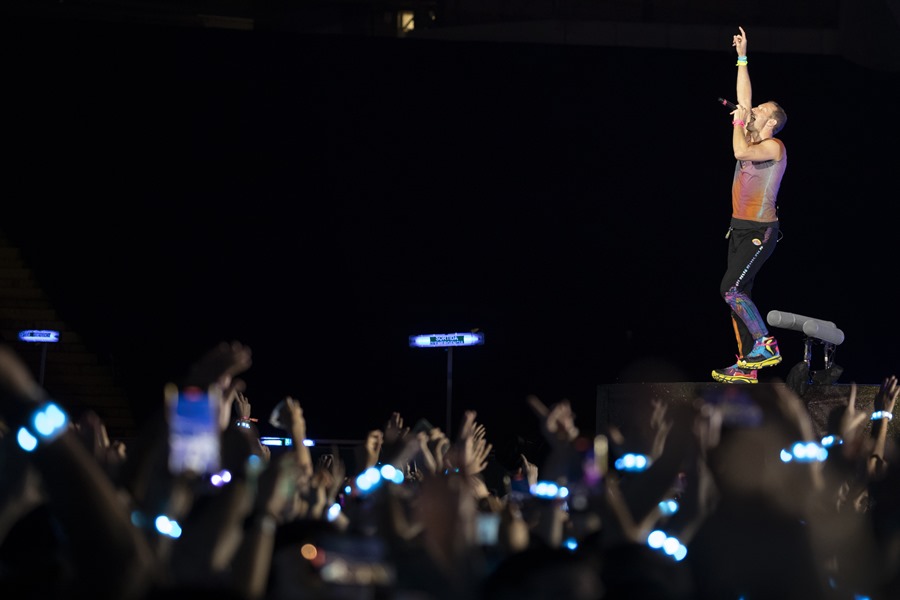 El cantante de la banda británica, Coldplay, Chris Martin, durante el concierto ofrecido este miércoles en el Estadio Olímpico de Barcelona.
