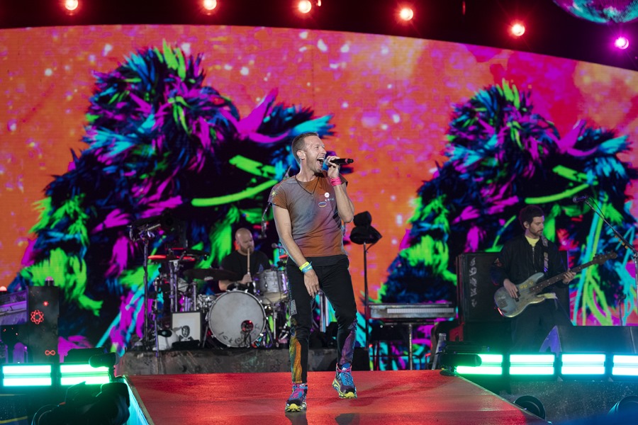 El cantante de la banda británica, Coldplay, Chris Martin, durante el concierto ofrecido el miércoles en el Estadio Olímpico de Barcelona, incluido en su gira internacional "Music of the Spheres World Tour". 