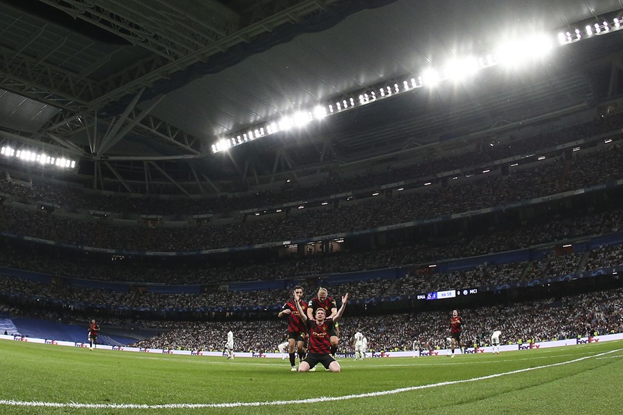 El centrocampista del Manchester City, Kevin De Bruyne, celebra con sus compañeros el gol del empate en el partido de ida de semifinales de la Liga de Campeones, disputado este martes frente al Real Madrid en el estadio Santiago Bernabéu.