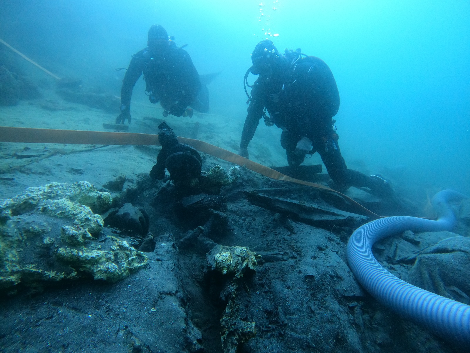 Dos arqueólogos submarinos trabajan en el pedio del galeón del siglo XVII naufragado en aguas de Pasaia (Gipuzkoa). EFE/ Ander Arrese