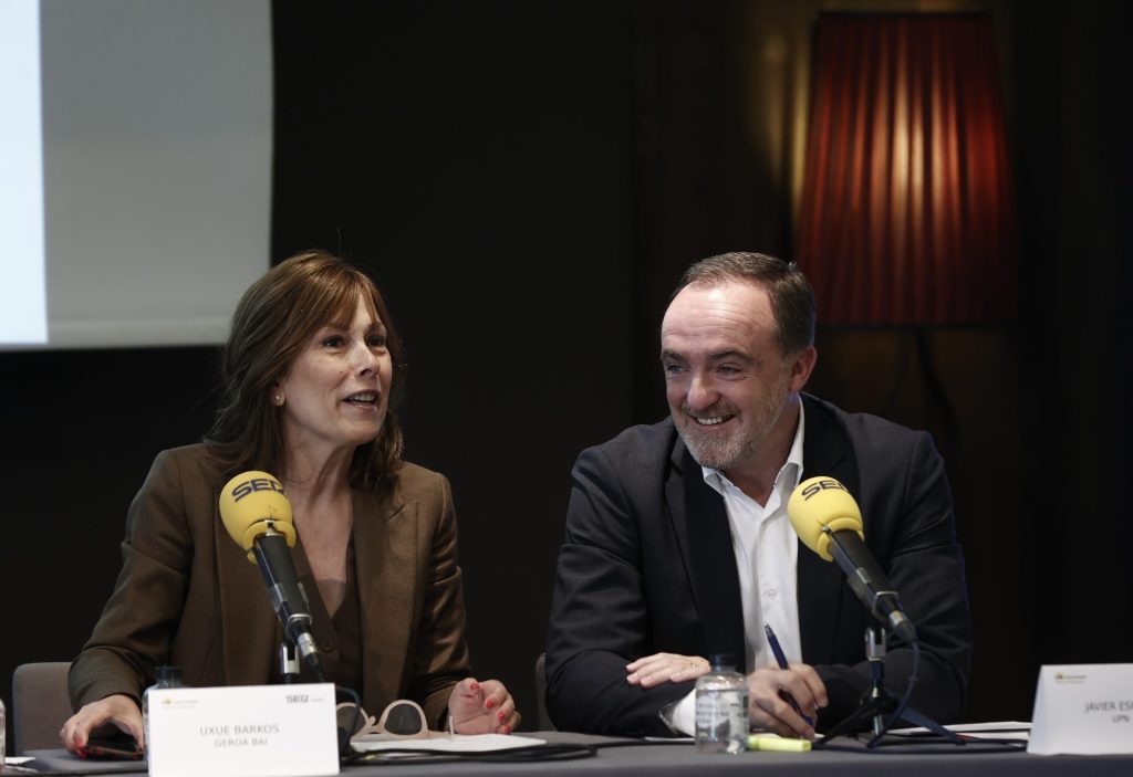 Uxue Barkos (Geroa Bai) y Javier Esparza (UPN) durante el debate electoral. EFE/Jesús Diges.