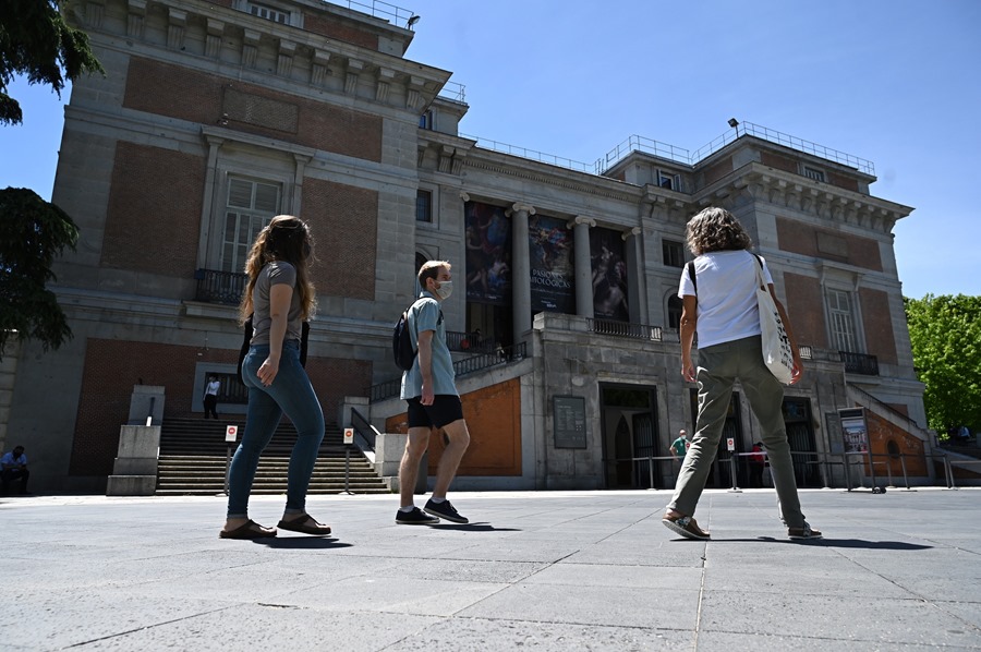 Varias personas pasan delante del Museo del Prado. Entradas gratis en el Día Internacional de los Museos 2023