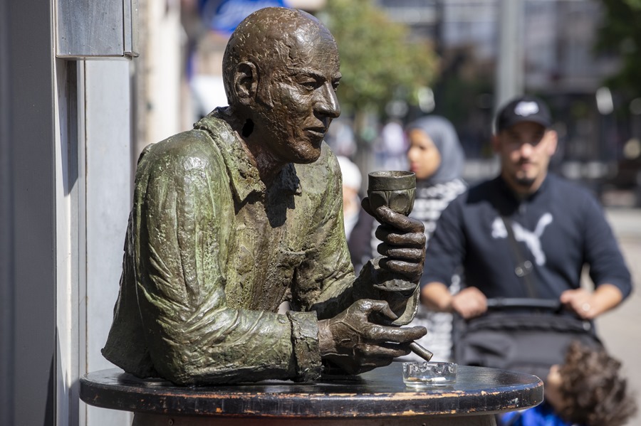 Una escultura que representa a un hombre fumando en el exterior de un bar de Vitoria este miércoles, Día Mundial Sin Tabaco.