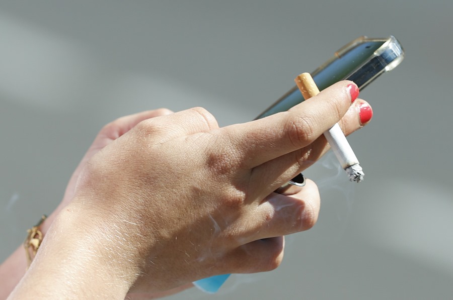 Una mujer fuma un cigarrillo en Madrid. Hoy Día Mundial Sin Tabaco