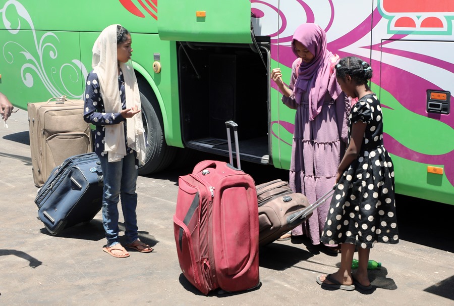 Personas que huyen de Sudán, donde se ha alcanzado un nuevo acuerdo de tregua de siete días, llegan a la estación de autobuses de Wadi Karkar en Asuán, al sur de Egipto