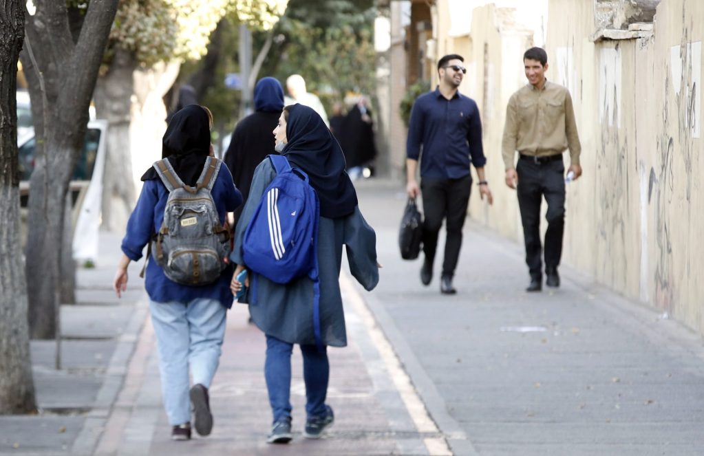 Estudiantes iraníes caminan por las calles de Teherán