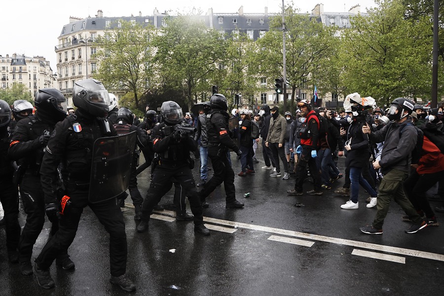 Policías cargan contra los manifestantes en la marcha anual del Primero de Mayo en París, Francia.