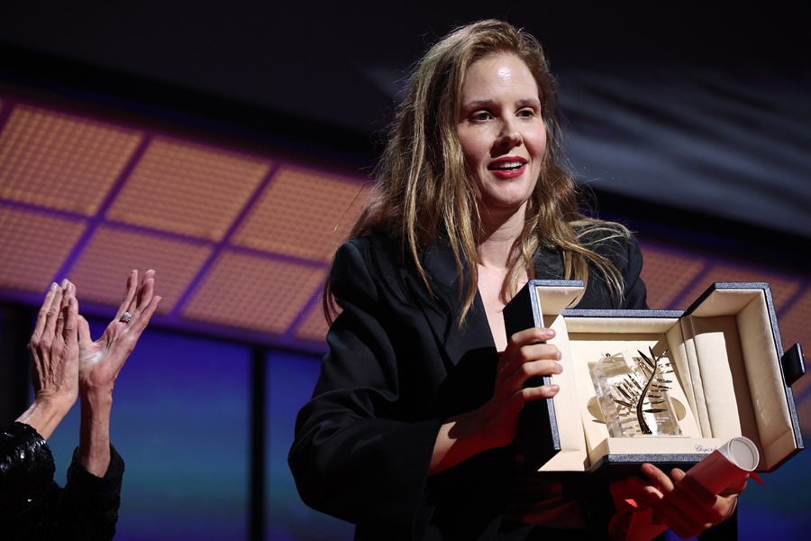 La directora Justine Triet recibe la Palma de Oro por "Anatomie d'une Chute" de la 76 edición del Festival de Cine de Cannes